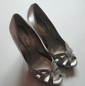 Silver open-toed pump